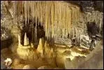 A Saint-Jean-de-Fos une grotte est un sujet d'émerveillement avec ses cristallisations de calcite et d'aragonite. Quel est son nom ?
