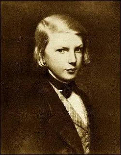 "Soudain, joyeux, il dit : Grouchy ! - C'était Blücher ! 
L'espoir changea de camp, le combat changea d'âme". Quel personnage se cache derrière cet indice ?