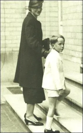 Surnommé "Bwana kitoko" (noble seigneur) en Afrique. Quel personnage se cache derrière cet indice ?