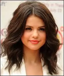 Qui joue la sorcière rouge ?