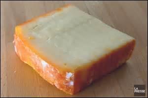 Ce fromage au lait de vache pasteurisé, à pâte pressée est en forme de lingot. On le dit expérimental, car fabriqué à l'école d'industrie laitière.
Pour vous aider à trouver son nom, il est possible de le chanter sur un air blue !