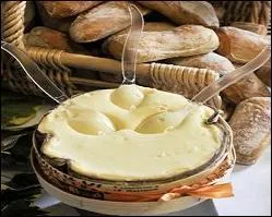 Quelle consonne faut-il ajouter au mot archive pour trouver le nom de ce splendide fromage fondant ?