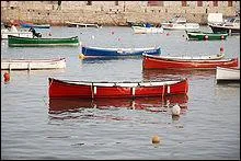 Ce n'est pas aujourd'hui qu'elle sort, ce ne sera pas demain. Cette barque est obligée de se référer au passé, et précisément la veille. 
Que traîne-t-elle ? 
On ne tient pas compte de l'orthographe, seulement de la phonétique.