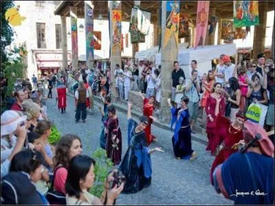 Quelle est cette tradition qui se perpétue depuis 1971 au mois de juillet dans la cité médiévale de Cordes-sur-Ciel, dans le Tarn ?
