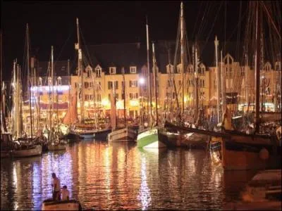 Tous les deux ans au 15 août, le port accueille plusieurs centaines de bateaux du temps de la marine en bois. A leur bord, près d'un millier de loups de mer jeunes et moins jeunes. Quel est ce festival qui rend hommage à tous ces marins ?