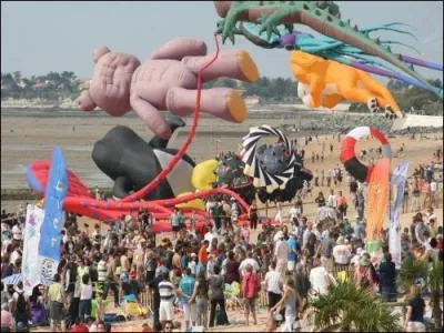 La station ouvre la saison estivale dès le mois d'avril avec son festival du cerf-volant et du vent. Où parcourir la dune et la plage en famille à cette occasion ?
