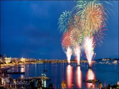 C'est l'une des compétitions internationales les plus en vue depuis 1998. Les plus grands artificiers du monde s'y donnent rendez-vous. Où a lieu le Festival d'art pyrotechnique ?