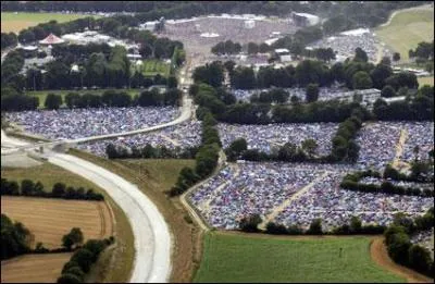 Quelle est cette kermesse populaire créée en 1992 dans le Finistère, devenue dès 1995 le plus grand festival breton où l'on peut entendre les plus grands groupes musicaux français et internationaux ?