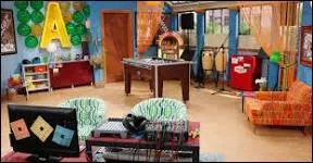 Ally habite au ___ et ses amis viennent la voir.