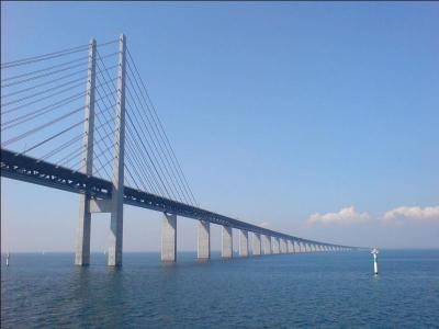 Le pont Öresundsbron à haubans et treillis, construit en 2000, a une longueur de 7845 m et une hauteur de 203 m. Il joint le Danemark à :