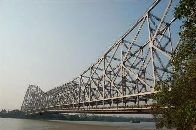 Le pont de Howrah est routier et long de 705 m, il traverse le Hooghly. Il a été construit en 1968, en :