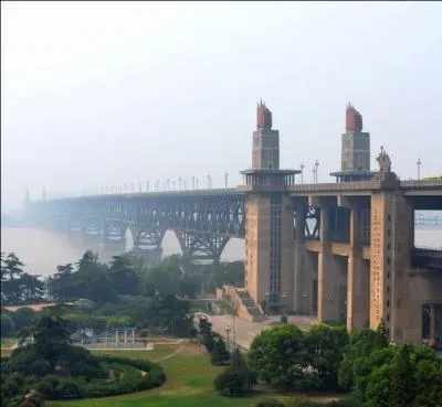 Ce pont à deux niveaux, en treillis, traverse le fleuve Yangtze en Chine. Il a une longueur de 6 772 m et a été construit, en 1968, à :