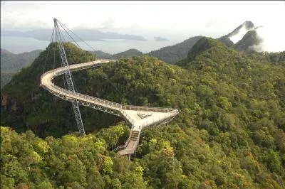Le pont Langkawi Sky, pont à haubans de 125 m, est fermé pour maintenance depuis 2014. Il se trouve en :