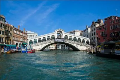 Ce pont de 48 m de long a été construit en 1591 sur le Grand Canal, à Venise, et est le plus ancien. Il s'appelle :