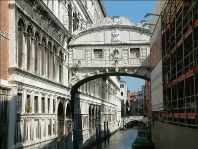 Ce pont de seulement 12 mètres en arc fermé, sur le Rio di Palazzo à Venise, en Italie, a été construit en 1602. Il se nomme :