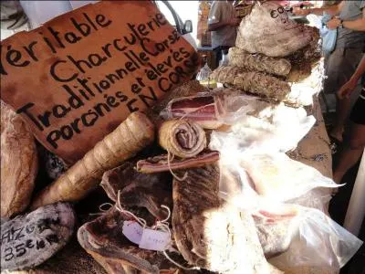 Cette région a la réputation d'être explosive, la preuve, même les cochons aiment les châtaignes !