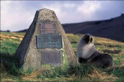 Ces îles font partie des TAAF, et la borne fut érigée pour que tout le monde le comprenne bien !