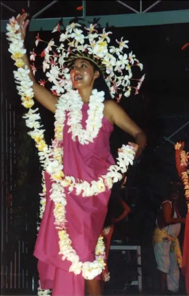 La tradition veut que l'on vous passe un collier autour du cou !