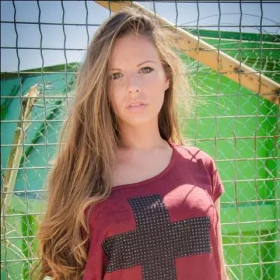 Comment s'appelle la copine d'Antonin qui arrive après tout le monde ?