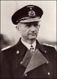 1er mai 1945 - Quel amiral allemand a été désigné par testament d'Adolf Hitler comme son successeur à la tête du "Troisième Reich" ?