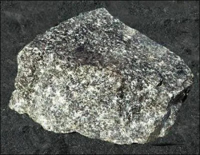 Laquelle de ces roches ne possède pas une structure grenue ?