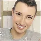 Pour quelle raison a-t-elle les cheveux courts ?