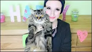 Comment s'appellent les colis qu'elle reçoit chaque mois pour ses chats ?