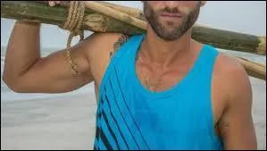 Il adore les sports nautiques, et dépasse tous les aventuriers quand ils doivent, au début de la saison, nager jusqu'à la plage.