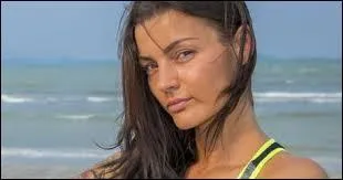 Très fière de tous ses tatouages, le but de cette jolie mère est de remporter Koh Lanta, coûte que coûte.