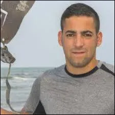 Grand joueur de football, c'est pour gagner que cet aventurier est venu. Il a 26 ans en 2015, et est toujours souriant ; il a beaucoup d'humour.