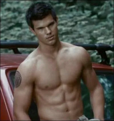 Comment s'appelle le garçon aux cheveux longs puis aux cheveux courts ?