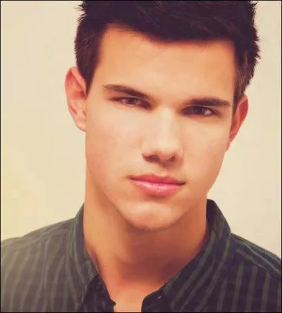 Quel est le vrai nom de l'acteur secondaire ?