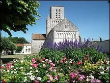 Nous voyons sur cette image l'église Notre-Dame, à Corme-Écluse. Commune de Charente-Maritime, elle se situe en région ...