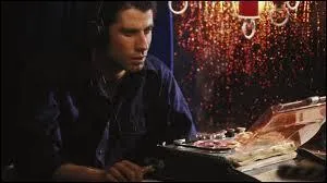 "Blow Out" de Brian DePalma est, par rapport &agrave; "Blow Up" de Michelangelo Antonioni, un/une...