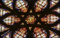 Quand l'adjectif flamboyant est lié à la forme allongée de motifs très recherchés et aux couleurs éclatantes que caractérise-t-il ?