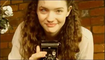 Par sa mère, Carla est la nièce d'Angela Warren, laquelle fut défigurée dans sa petite enfance par...