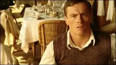 Est présent également ce jour-là, le meilleur ami d'Amyas, Philip Blake, qui est également...