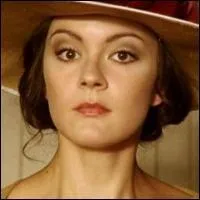 Caroline vole le poison chez Meredith Blake. Mais que compte t-elle en faire ?