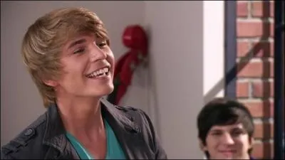 Comment s'appelle le faux petit ami de Ludmila ?