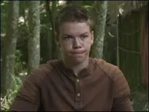 Quand les survivants s'apprêtent à sortir du labyrinthe, Gally arrive piqué par un griffeur avec quelle arme en main ?