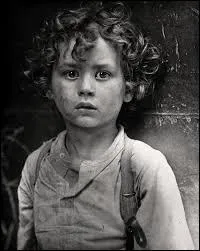 « Un gamin d'..., c'est tout un poème
Dans aucun pays, il n'y a le même
Car c'est un titi, petit gars dégourdi que l'on aime »