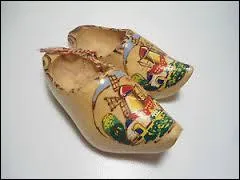 A moins d'avoir les deux pieds dans le mme, comme mon oncle Clment, vous devriez pouvoir me dire d'o viennent ces magnifiques sabots peints  la main...