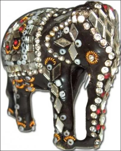 Mon parrain Georges a fait des voyages extraordinaires... De quel pays m'a-t-il ramené cet éléphant finement décoré ?