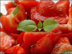 Dans une salade de fraises, que pouvez-vous incorporer pour en rehausser le goût ?
