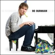 Dans quelle ville étudie-t-il ?