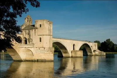 Quel est le véritable nom du pont d'Avignon ?