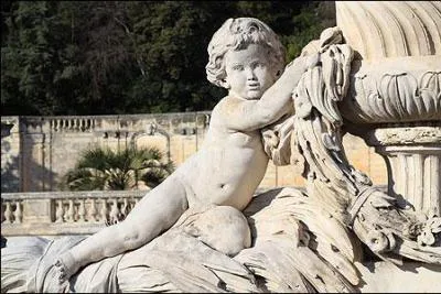 Comment appelle-t-on les petits chérubins potelés, qui apparaissent notamment à côté de gisants ou sur des tombes ?