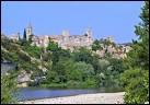 Une forteresse perchée sur une falaise surplombant les gorges de l'Ardèche, un patrimoine médiéval, des vignes et de la bonne humeur. C'est ...