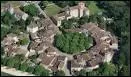C'est une bastide unique en Gascogne avec sa forme circulaire, dans une boucle de l'Auzoue, avec sa place centrale ombragée de platanes. Voilà ...