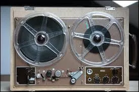 Où le jeune ingénieur Valdemar Poulsen réalise-t-il le premier enregistrement magnétique de sa voix avec un magnétophone ?